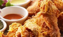 新闻夜航炸鸡爆料,炸鸡行业新动态揭秘